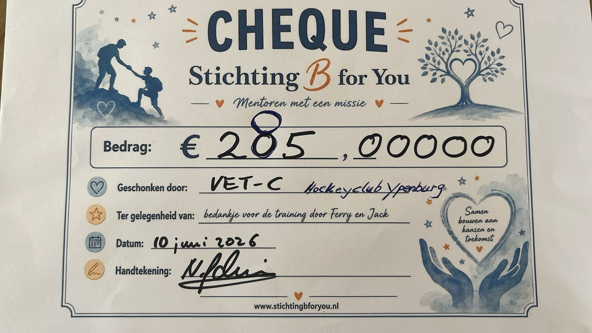 Veteranenteam H.C. Ypenburg doneert €285 aan B for You